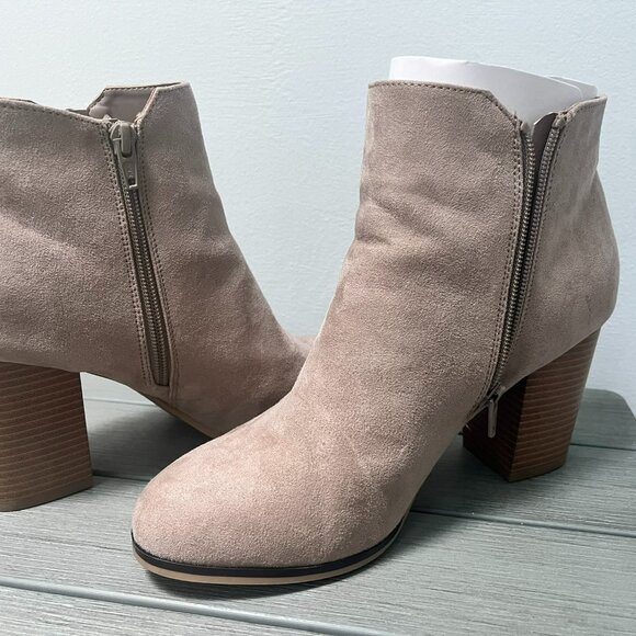 Beautiful Taupe Suede Ankle Boots - 9.5 Medium - Picture 5 of 8